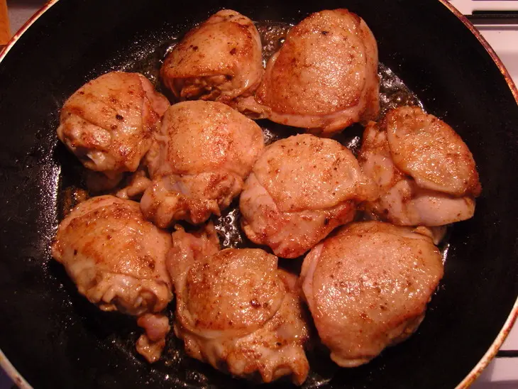 Бедрышки куринные с грибами и сыром: шаг 1