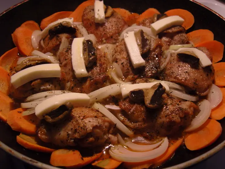 Бедрышки куринные с грибами и сыром: шаг 3