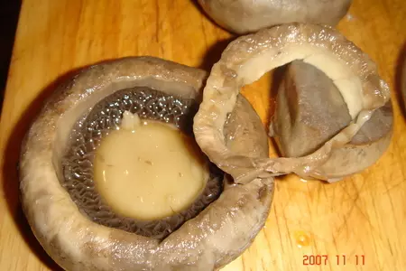 Шампиньоны фаршированные: шаг 1