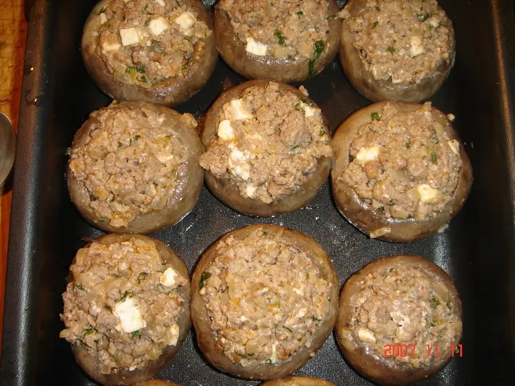 Шампиньоны фаршированные: шаг 3