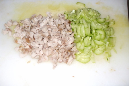 Салат с куриным филе и огурцами в апельсине: шаг 2