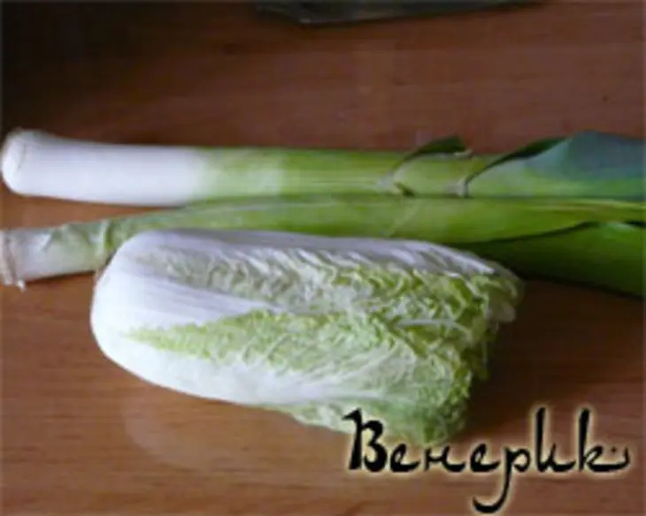 Салат из китайской капусты с луком-пореем: шаг 1