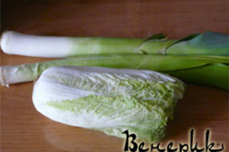 Салат из китайской капусты с луком-пореем: шаг 1