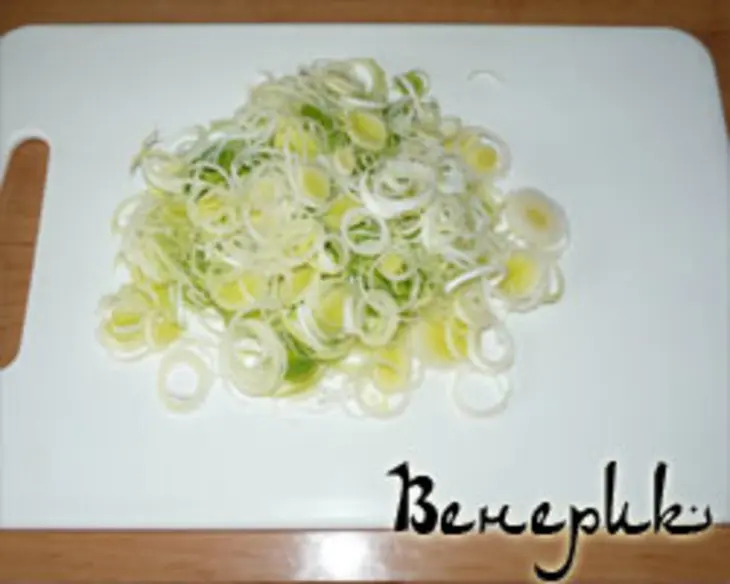 Салат из китайской капусты с луком-пореем: шаг 2