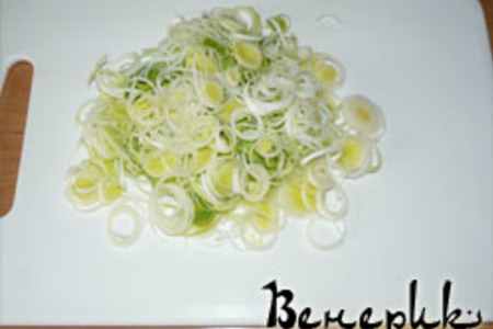 Салат из китайской капусты с луком-пореем: шаг 2