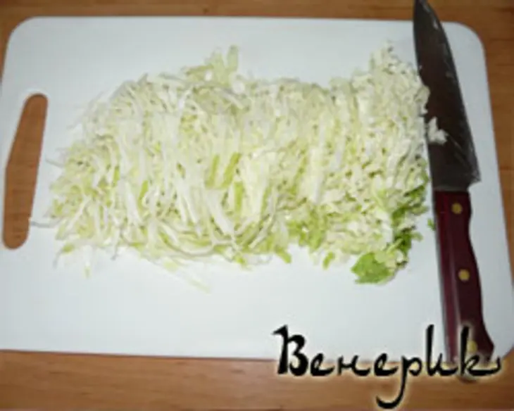 Салат из китайской капусты с луком-пореем: шаг 3