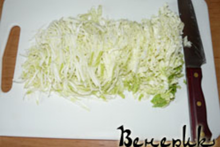Салат из китайской капусты с луком-пореем: шаг 3