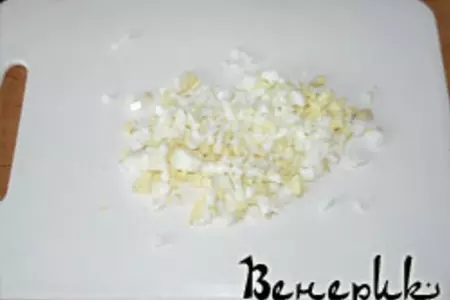 Салат из китайской капусты с луком-пореем: шаг 4