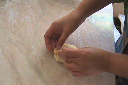 Пирожки с  повидлом в духовке: шаг 2