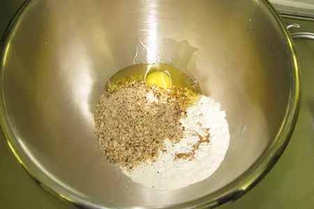 Коржики медово-ореховые с вареной сгущенкой: шаг 2