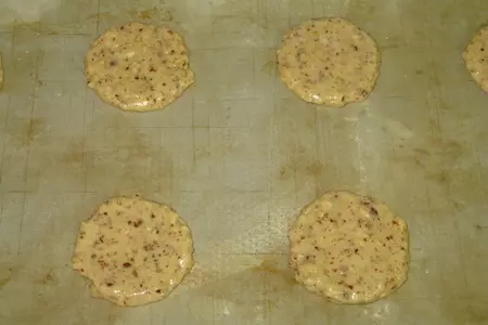 Коржики медово-ореховые с вареной сгущенкой: шаг 4