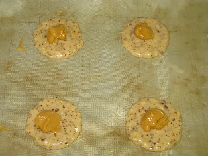 Коржики медово-ореховые с вареной сгущенкой: шаг 5