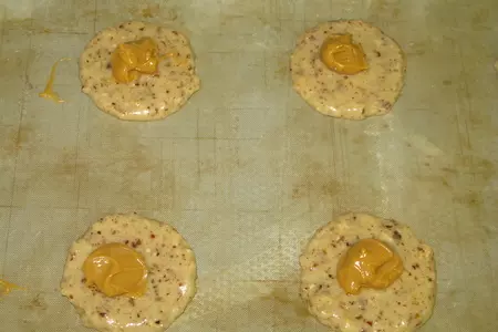Коржики медово-ореховые с вареной сгущенкой: шаг 5