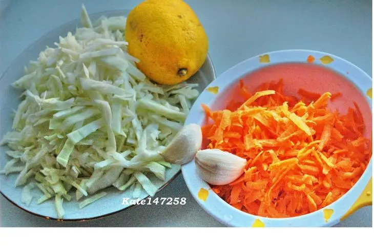 Салат из судака и капусты.: шаг 1