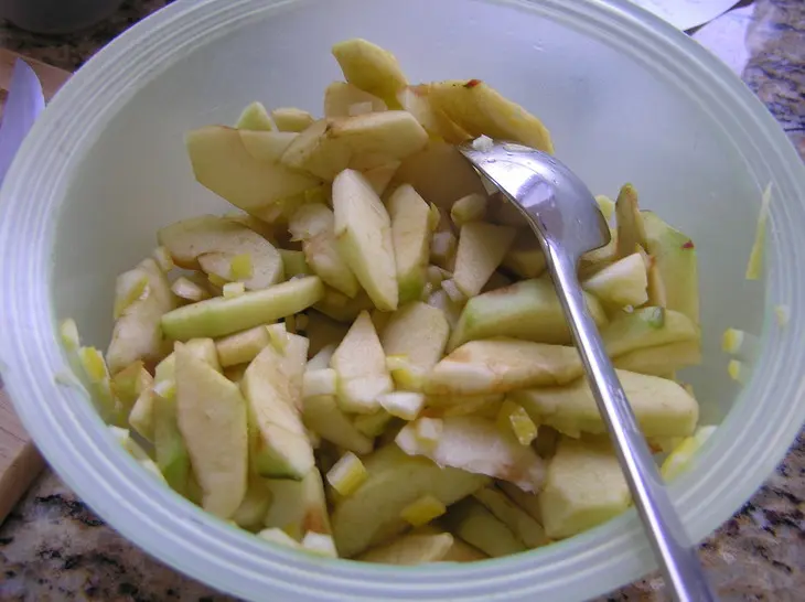Яблочный пирог с кедровыми орешками: шаг 2