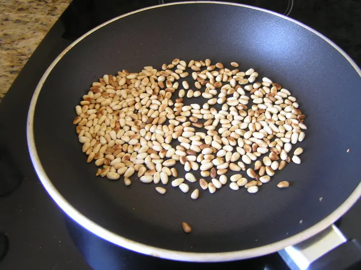 Яблочный пирог с кедровыми орешками: шаг 3