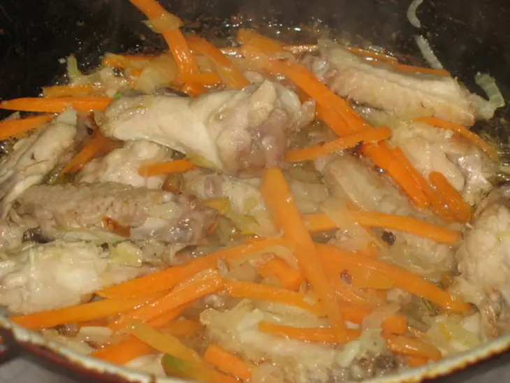 Гречневый "плов" с куриными крылышками: шаг 1