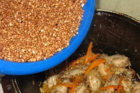 Гречневый "плов" с куриными крылышками: шаг 4