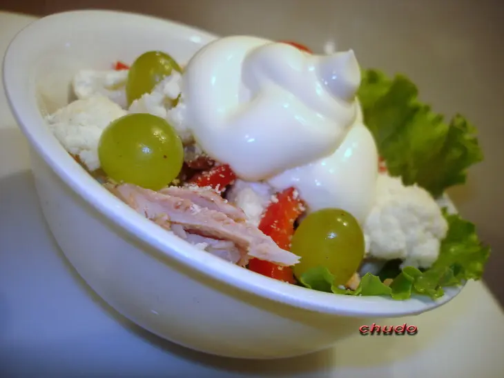 Салат из цветной капусты с виноградом и курицей: шаг 1
