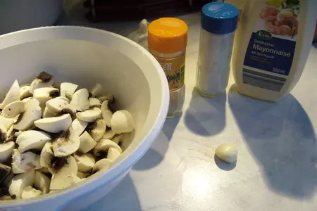 Салат из сырых шампиньонов к шашлыку: шаг 2
