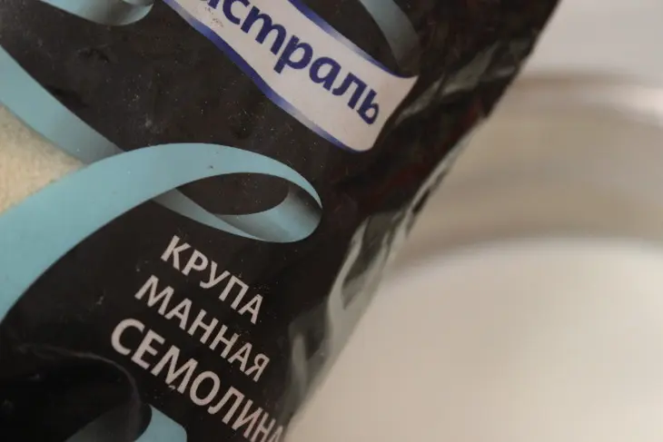 Манная каша с ягодами: шаг 2