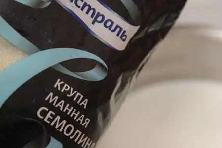 Манная каша с ягодами: шаг 2