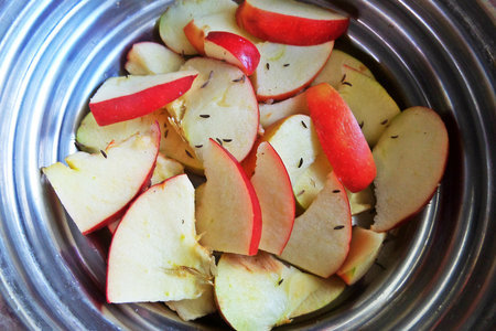 Вишнёвый компот на яблочном отваре: шаг 1