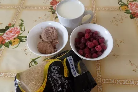 Молочный коктейль с малиной: шаг 1