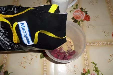 Молочный коктейль с малиной: шаг 2