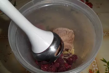Молочный коктейль с малиной: шаг 3