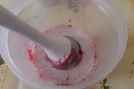 Молочный коктейль с малиной: шаг 5