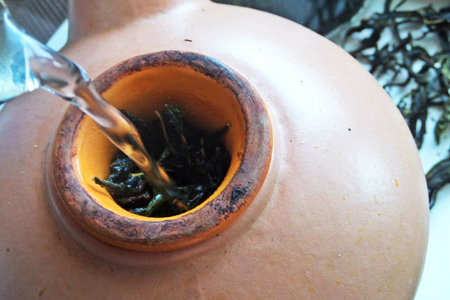 Охлаждённый иван-чай с брусникой: шаг 1