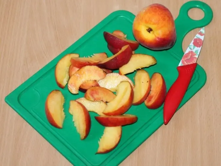 Сметанный пирог с персиком и ягодами: шаг 5
