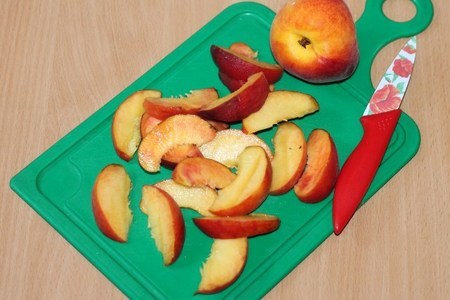 Сметанный пирог с персиком и ягодами: шаг 5
