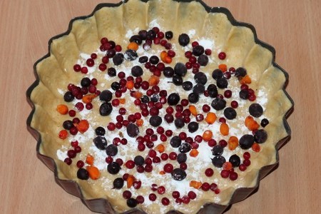 Сметанный пирог с персиком и ягодами: шаг 9