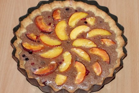 Сметанный пирог с персиком и ягодами: шаг 12