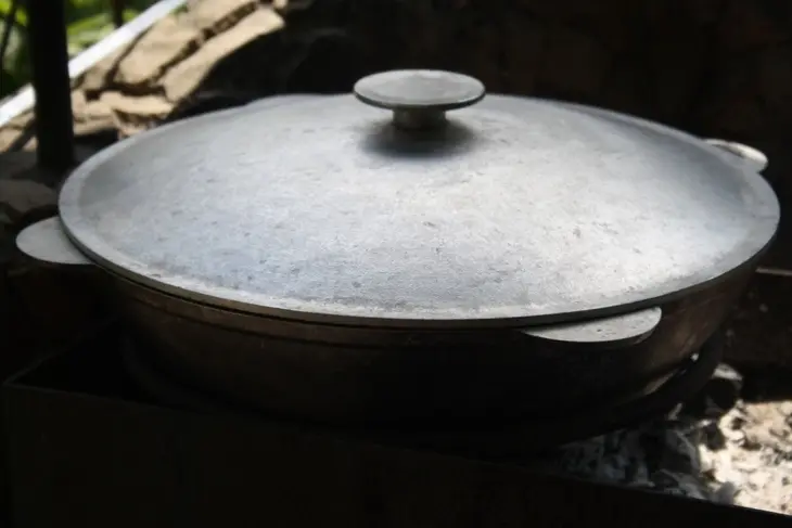 Щи в казане на мангале: шаг 5