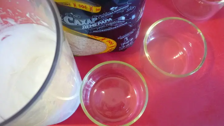 Десерт из садовых ягод и сливок под крошкой: шаг 1