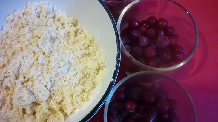 Десерт из садовых ягод и сливок под крошкой: шаг 2