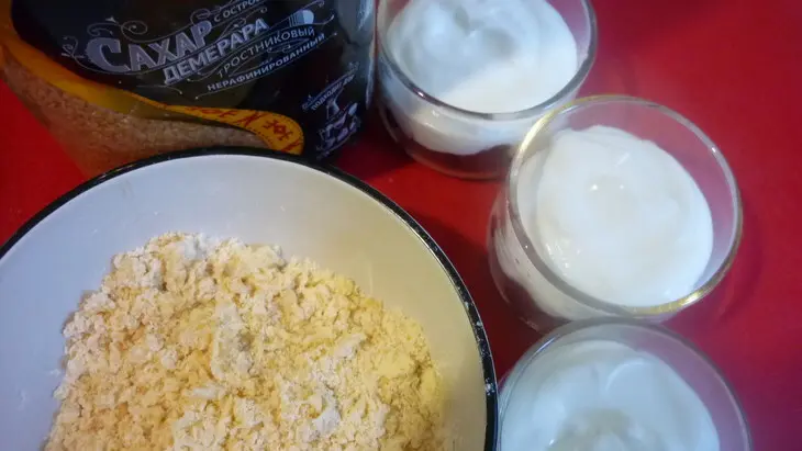 Десерт из садовых ягод и сливок под крошкой: шаг 3