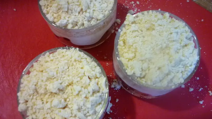 Десерт из садовых ягод и сливок под крошкой: шаг 4