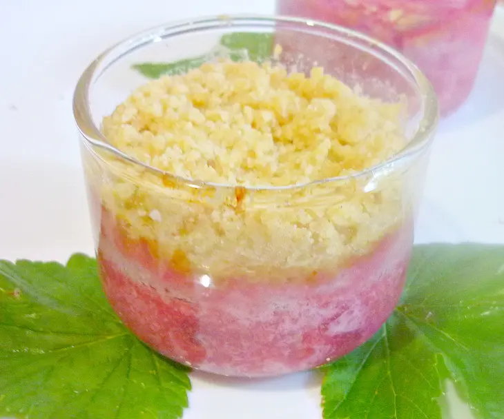 Десерт из садовых ягод и сливок под крошкой: шаг 5