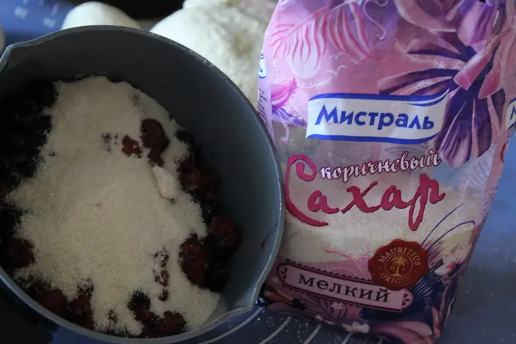 Пирог с черной смородиной и малиной: шаг 1