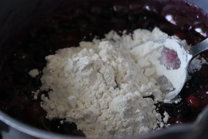 Пирог с черной смородиной и малиной: шаг 3