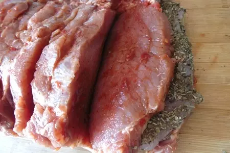 Мясная "тельняшка" или свинина, фаршированная курицей: шаг 8