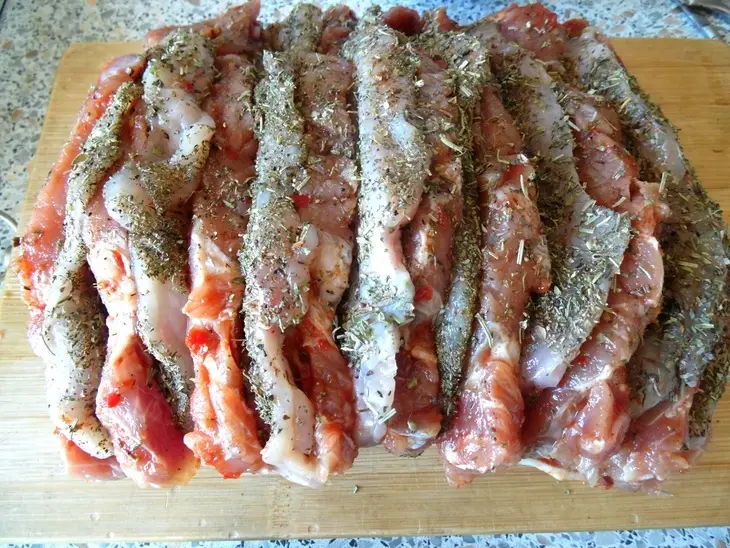 Мясная "тельняшка" или свинина, фаршированная курицей: шаг 9