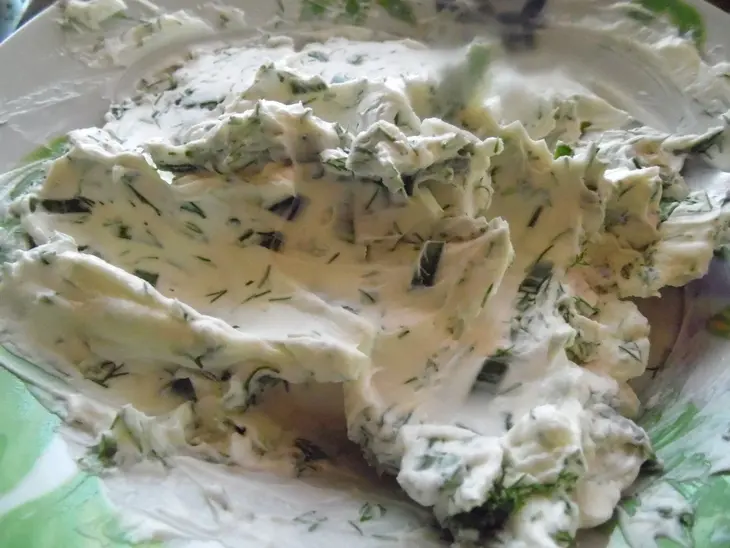 Молодой картофель с творожным сыром, зеленью и грибами: шаг 2