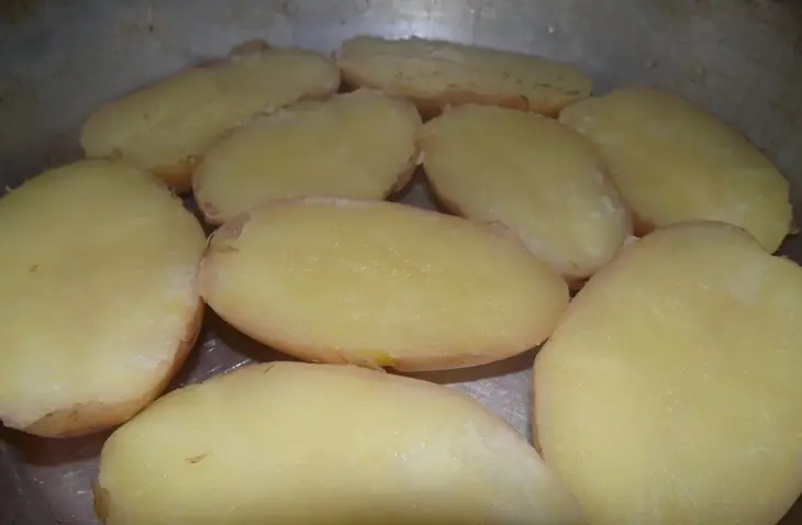 Молодой картофель с творожным сыром, зеленью и грибами: шаг 4