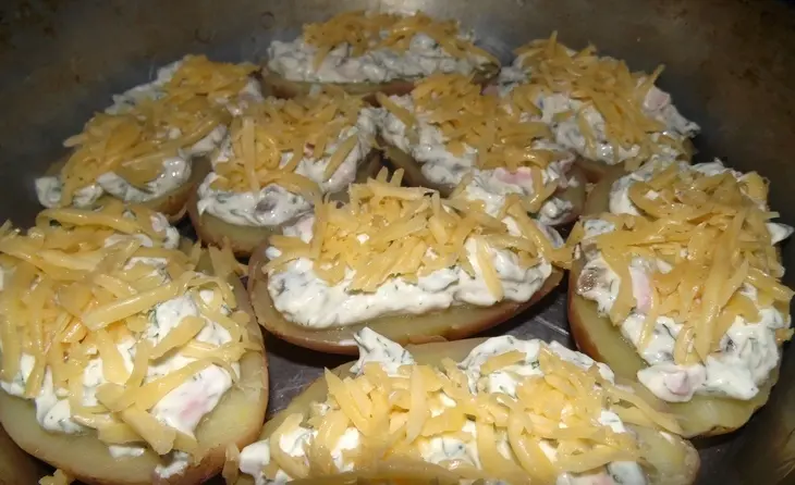 Молодой картофель с творожным сыром, зеленью и грибами: шаг 5