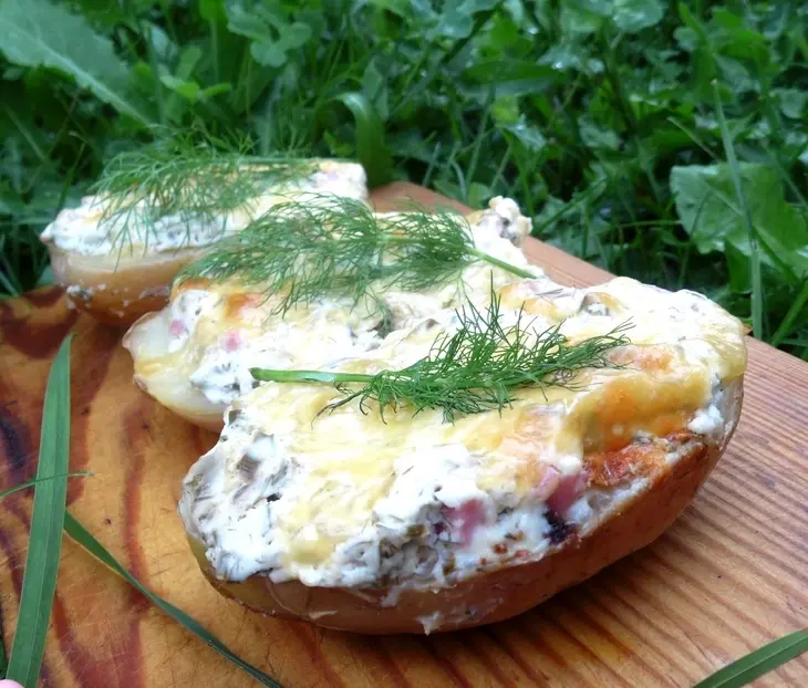 Молодой картофель с творожным сыром, зеленью и грибами: шаг 6